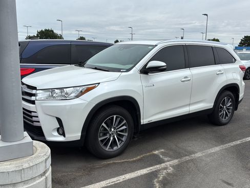 Used 2019 Toyota Highlander XLE AWD/4WD image 2