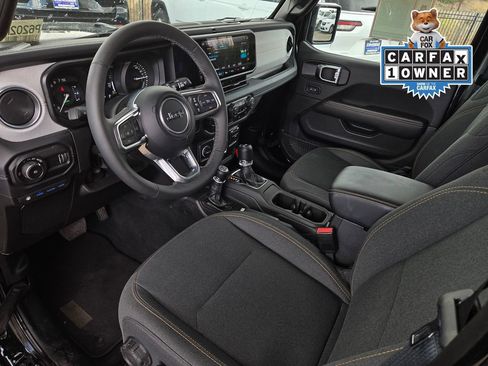 Used 2025 Jeep Wrangler Unlimited Sahara AWD/4WD image 9