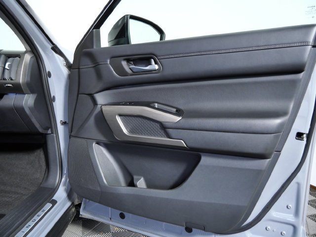 Used 2023 Nissan Pathfinder Platinum AWD/4WD image 10