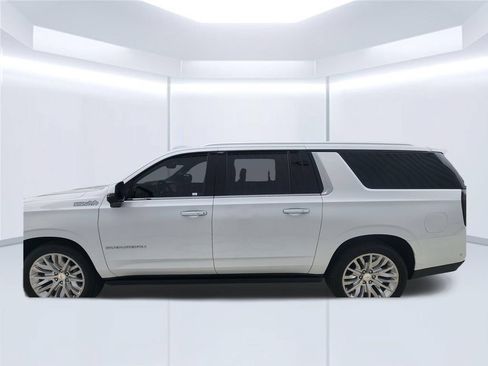 Used 2025 Chevrolet Suburban High Country AWD/4WD image 7