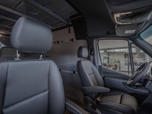 Used 2025 Mercedes-Benz Sprinter 2500 image 31