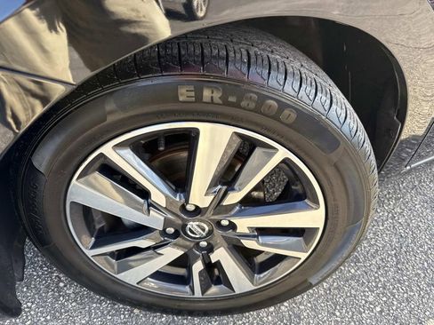 Used 2022 Nissan Versa SV image 9