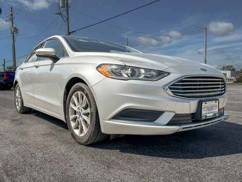 Used 2017 Ford Fusion SE w/ Fusion SE Technology Package FWD image 8