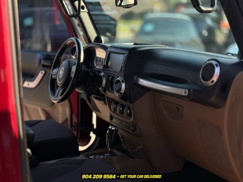 Used 2013 Jeep Wrangler Unlimited Rubicon w/ Connectivity Group AWD/4WD image 29