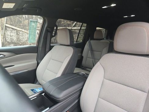 Certified 2025 Chevrolet Traverse LT image 9