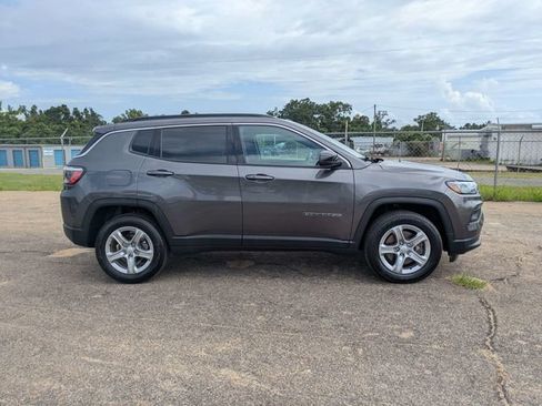Used 2024 Jeep Compass Latitude AWD/4WD image 3