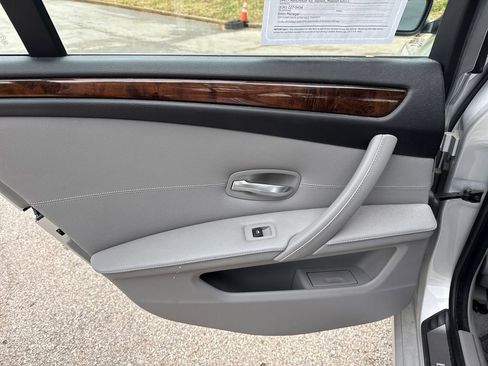 Used 2010 BMW 528i Sedan image 24