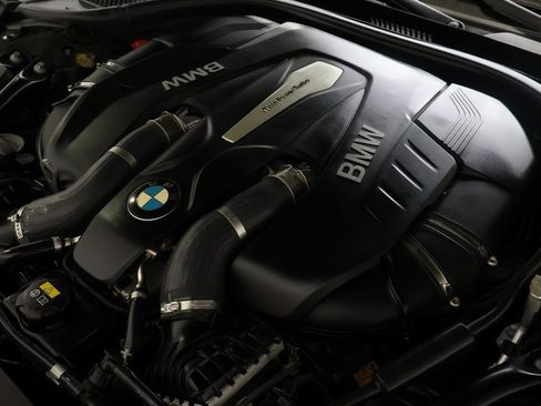 Used 2017 BMW 750i image 25