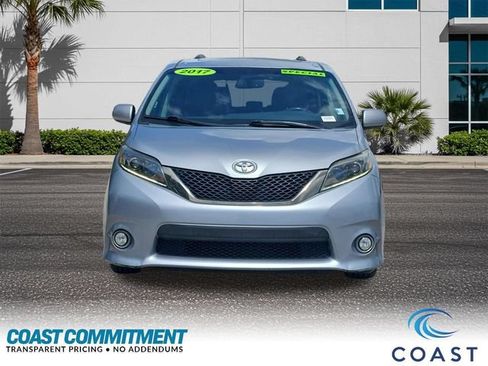 Used 2017 Toyota Sienna SE Premium FWD image 2