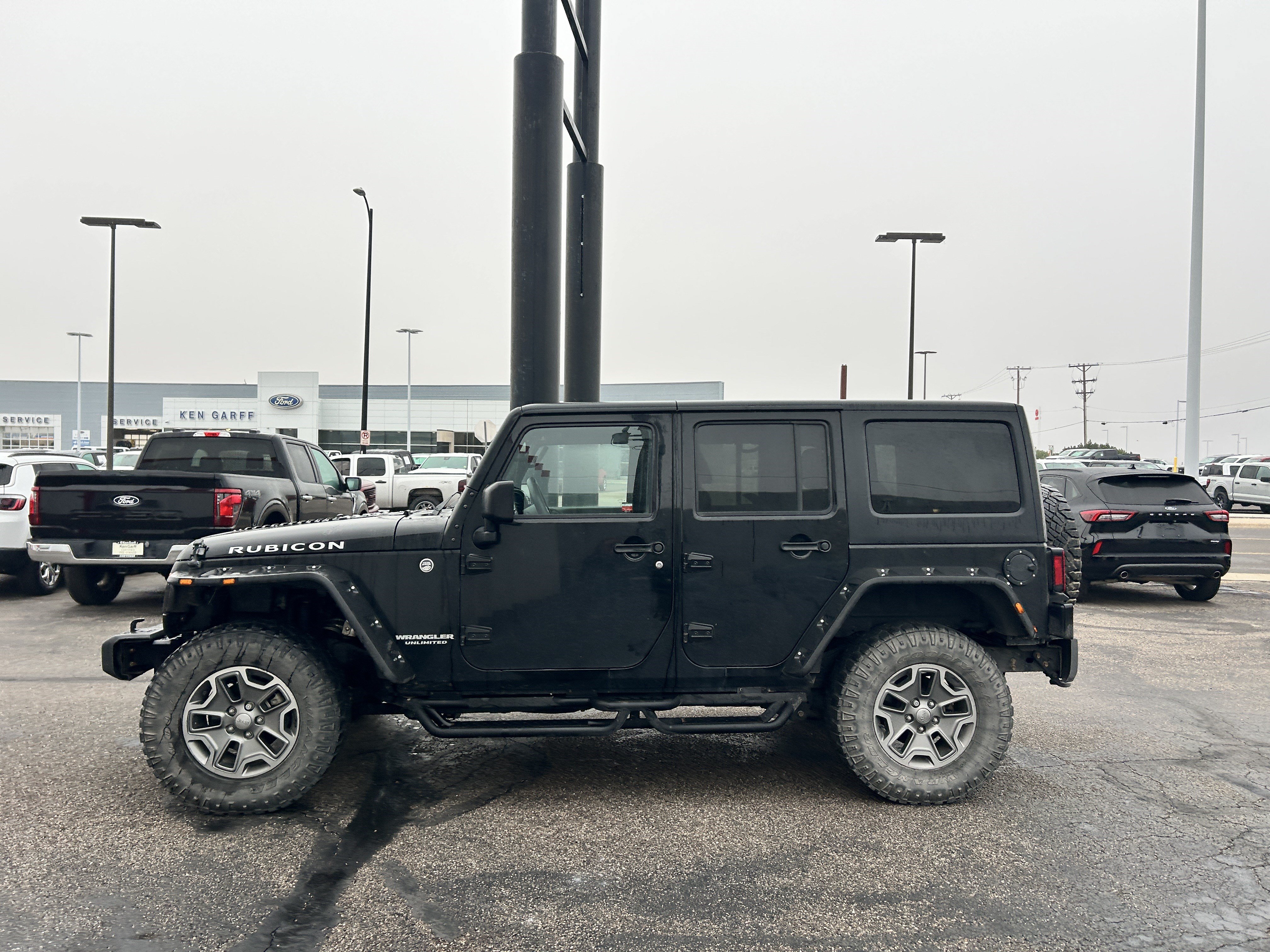 Used 2015 Jeep Wrangler Unlimited Rubicon w/ Connectivity Group AWD/4WD image 2