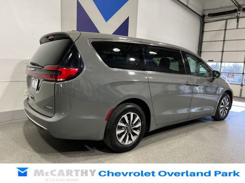 Used 2022 Chrysler Pacifica Touring-L FWD image 5