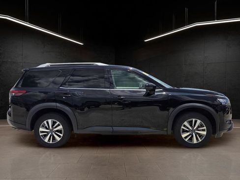 Used 2025 Nissan Pathfinder SL FWD image 8