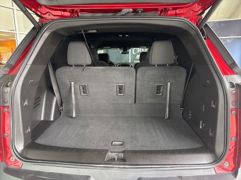 Used 2023 Chevrolet Traverse LT image 13