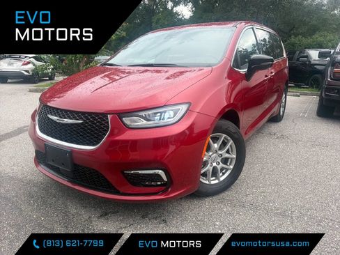 Used 2025 Chrysler Pacifica Select FWD image 1