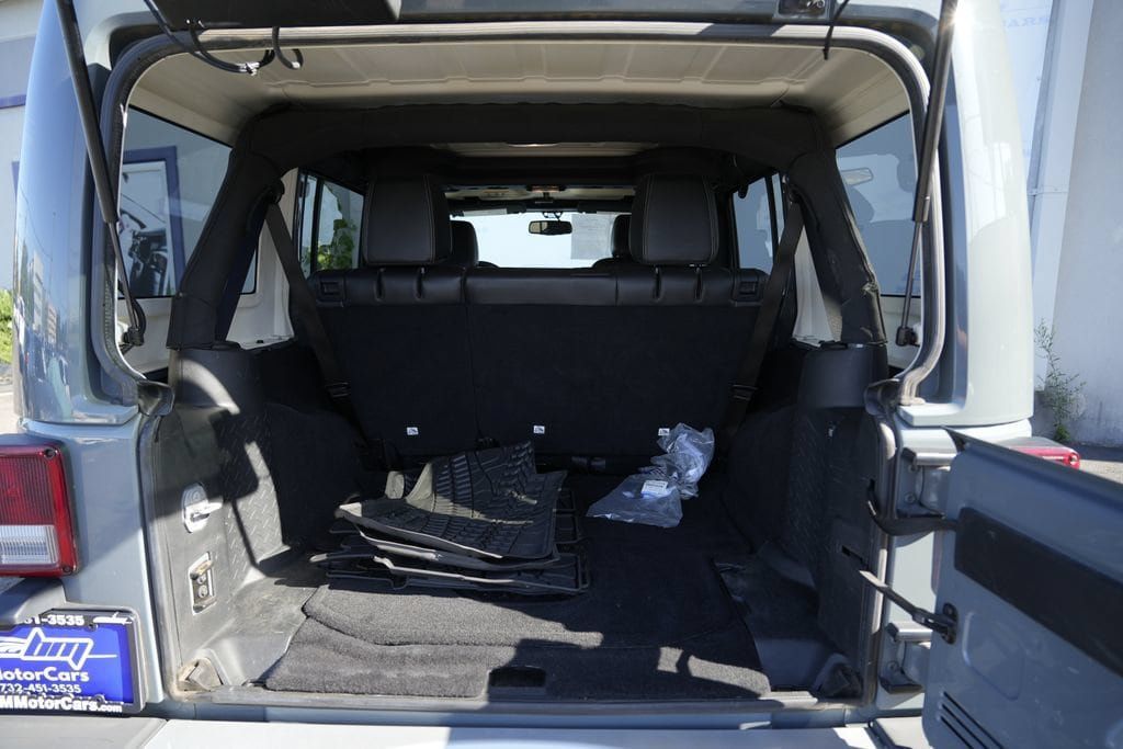 Used 2015 Jeep Wrangler Unlimited Sahara w/ Connectivity Group AWD/4WD image 15