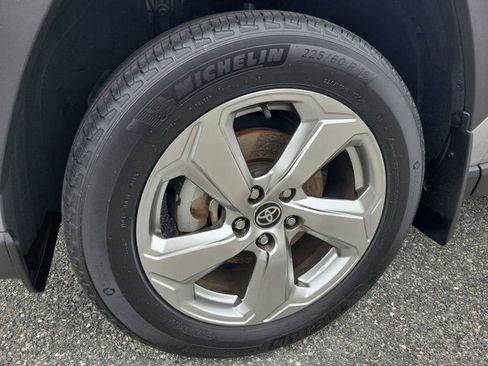 Used 2021 Toyota RAV4 XLE Premium image 17