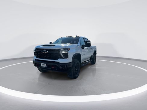 Used 2025 Chevrolet Silverado 2500 ZR2 w/ Technology Package AWD/4WD image 4