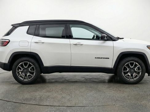 Used 2025 Jeep Compass Trailhawk image 5