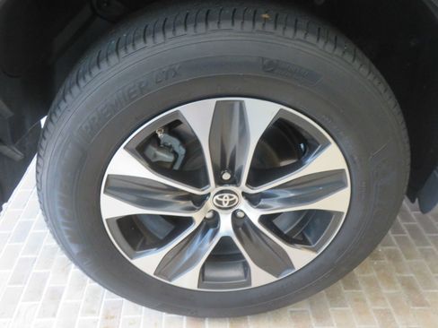 Used 2021 Toyota Highlander XLE FWD image 9