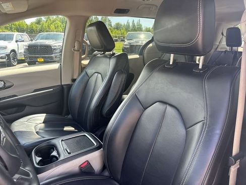 Used 2023 Chrysler Pacifica Touring-L FWD image 16