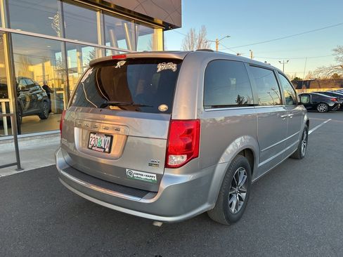 Used 2017 Dodge Grand Caravan SXT image 3