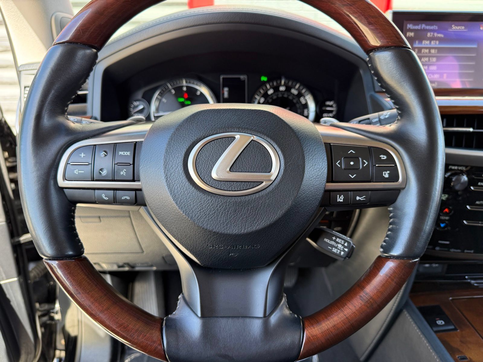 Used 2019 Lexus LX 570 4WD w/ Luxury Package image 26