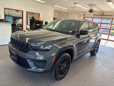Certified 2024 Jeep Grand Cherokee Altitude AWD/4WD image 3