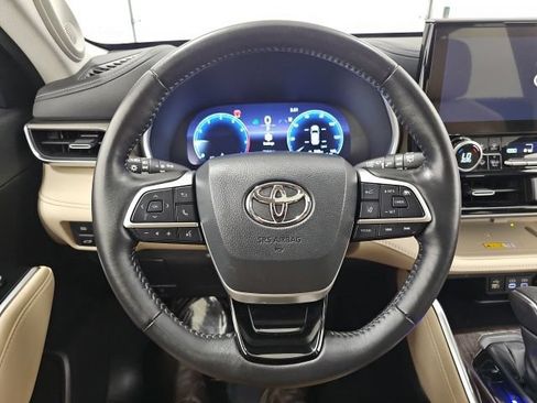 Used 2024 Toyota Highlander Limited AWD/4WD image 19