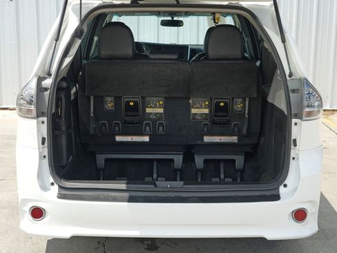 Used 2015 Toyota Sienna SE Premium image 9