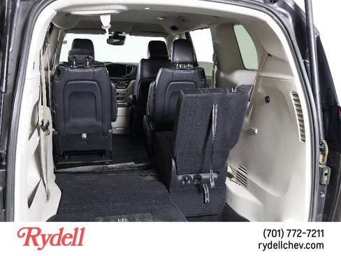 Used 2022 Chrysler Pacifica Touring-L image 7