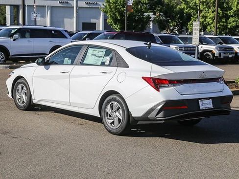 New 2026 Hyundai Elantra SE FWD image 2