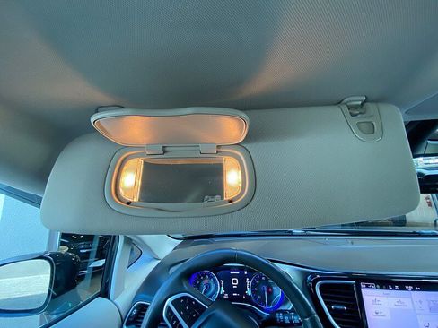 Used 2022 Chrysler Pacifica Touring-L FWD image 61