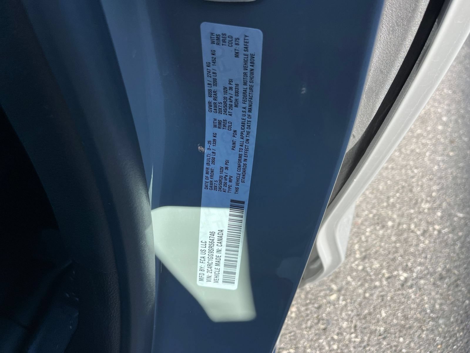 Used 2025 Chrysler Pacifica Limited FWD image 32