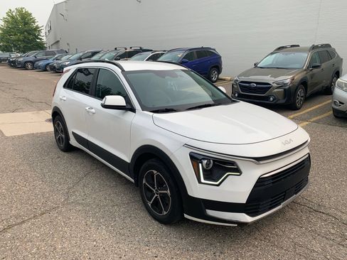 Used 2024 Kia Niro EX FWD image 2