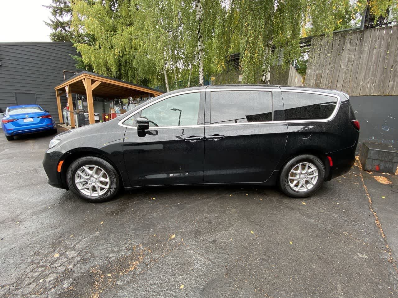 Used 2025 Chrysler Pacifica Select FWD image 3