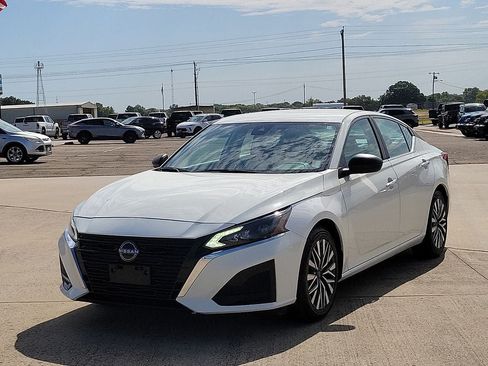 Used 2025 Nissan Altima 2.5 SV FWD image 2