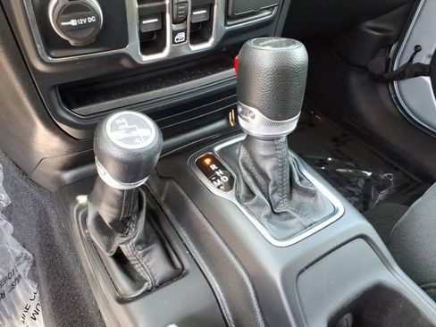 Used 2023 Jeep Gladiator Sport AWD/4WD image 21