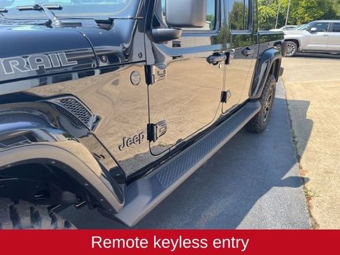 Used 2025 Jeep Gladiator Sport AWD/4WD image 7