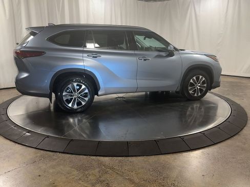Used 2021 Toyota Highlander XLE image 2