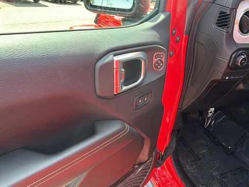 Used 2025 Jeep Wrangler Sahara image 15