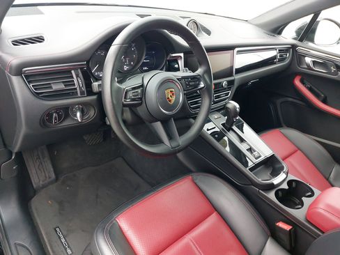 Used 2024 Porsche Macan image 4