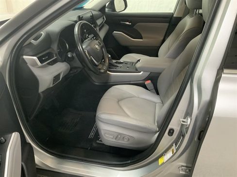 Used 2022 Toyota Highlander XLE image 15
