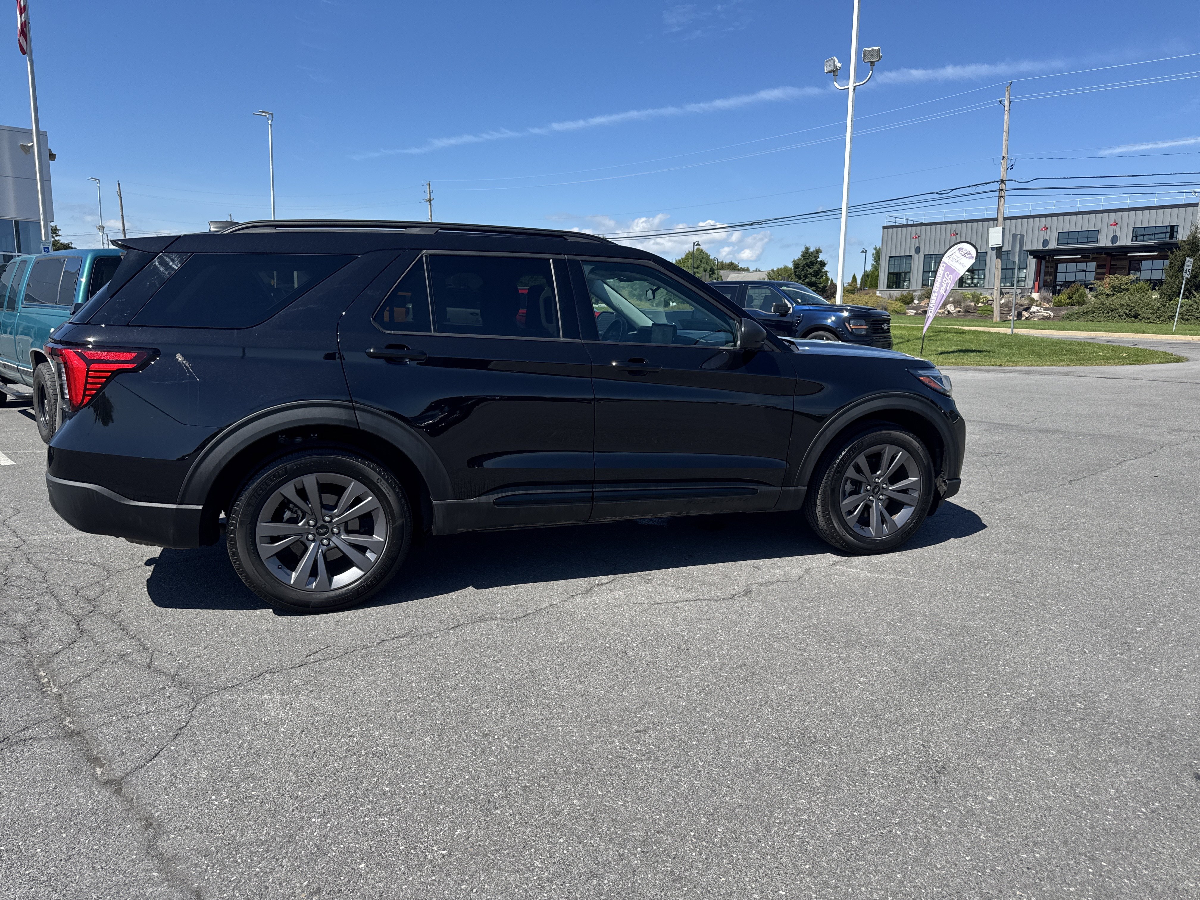 Used 2026 Ford Explorer Active w/ Active Comfort Package AWD/4WD image 2