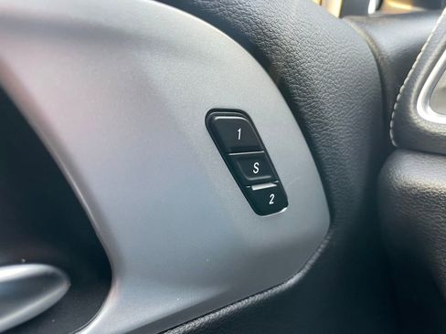 Used 2025 Chrysler Pacifica Limited FWD image 28