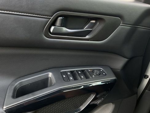 Used 2025 Nissan Pathfinder SV FWD image 20