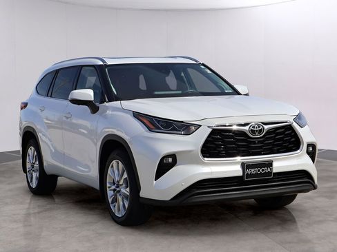 Used 2023 Toyota Highlander Limited image 3