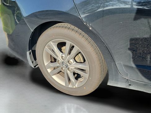 Used 2017 Hyundai Elantra SE FWD image 21