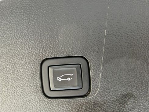 Used 2020 Chevrolet Traverse Premier FWD image 28