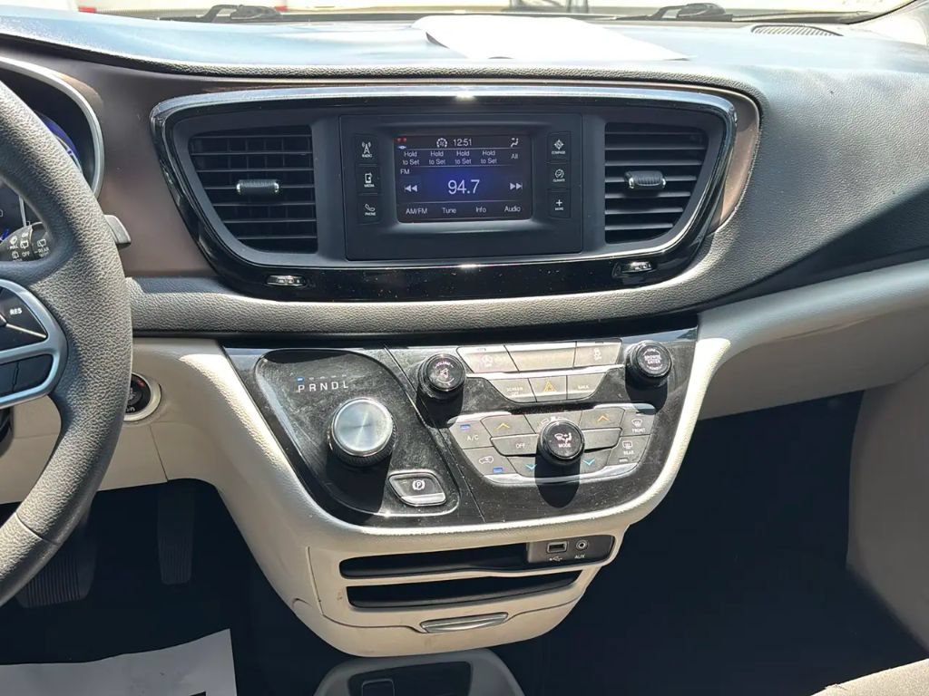 Used 2017 Chrysler Pacifica LX FWD image 14