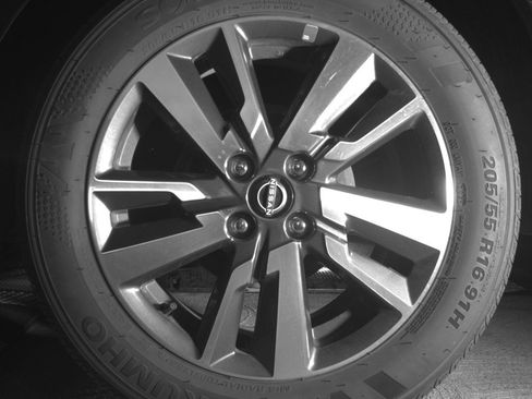 Used 2025 Nissan Versa SV image 14